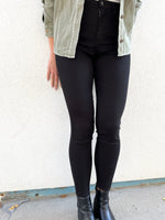 Load image into Gallery viewer, Silver Jeans Infinite Fit High Rise Skinny - Black
