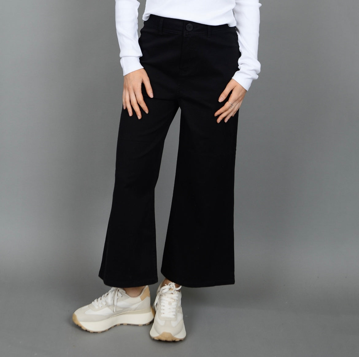 Black flare crop pants 2025