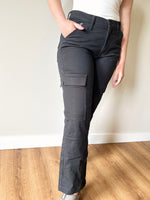 Load image into Gallery viewer, Silver Jeans Cargo Pant - Black
